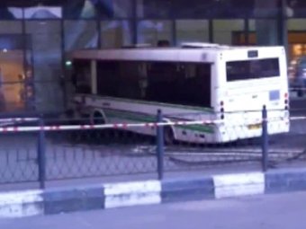 В Москве пассажирский автобус протаранил витрину ТЦ «Речной» (видео)