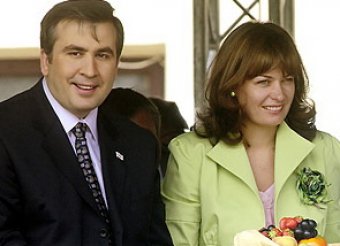 Жена Саакашвили должна была лететь на упавшем Boeing