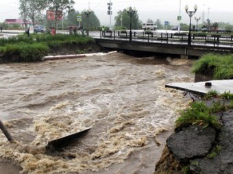 Магадан: потоп смыл в реку два самолета (ФОТО, ВИДЕО)