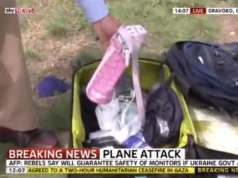 Журналист SkyNews вызвал скандал, порывшись в вещах пассажирки разбившегося "Boeing 777"