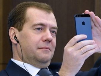 Хакеры сообщили о секретном акаунте Медведева, с которого он читает Навального