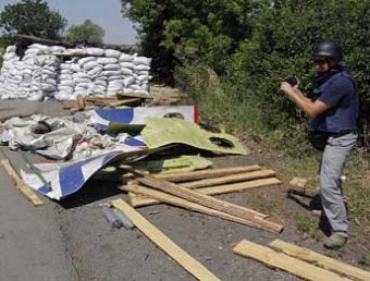 СМИ: эксперты установили наличие посторонних в кабине разбившегося на Украине "Боинга"