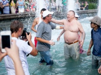 Жириновский искупался в фонтане в Москве