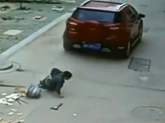В Китае мальчик чудом выжил после того, как его переехала машина