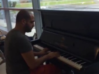 Пианист, сыгравший в аэропорту Праги, стал звездой Интернета