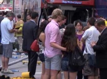 В центре Нью-Йорка столкнулись двухэтажные автобусы: 14 пострадавших
