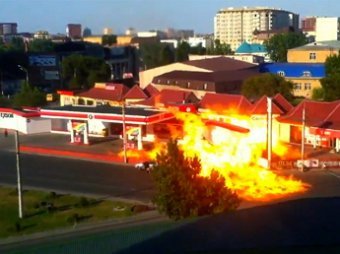 В сети появилось видео взрыва бензоколонки в центре Махачкалы