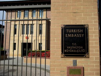 Неизвестный с ружьем обстрелял посольство Турции в Москве