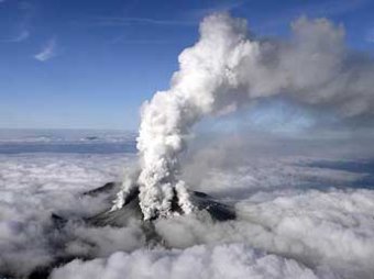 Число жертв извержения вулкана в Японии превысило 60 человек