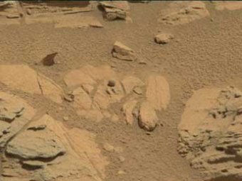 Curiosity обнаружил на поверхности Марса мяч идеальной формы и "светофор"