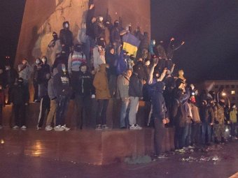 В Харькове под снесённым памятником Ленину произошла потасовка: ранены пятеро