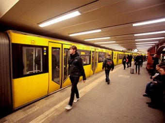 В берлинском метро молодая  пара занялась сексом прямо на платформе