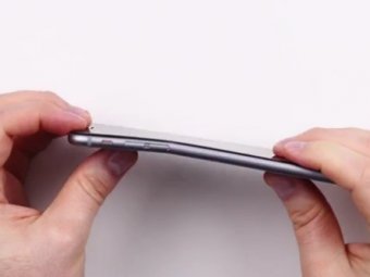 iPhone 6, последние новости 25.09.2014: пользователи жалуются, что "айфон 6" легко гнётся руками (видео)