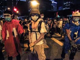 Массовая акция неповиновения началась в Гонконге, тысячи людей блокировали центр