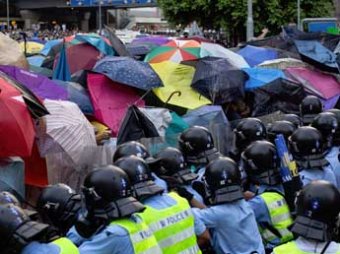 Майдан в Гонконге: десятки тысяч людей вышли на улицу, их разгоняют газом и резиновыми пулями