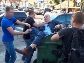Радикалы из "Правого сектора" затолкали одесского чиновника в мусорный бак