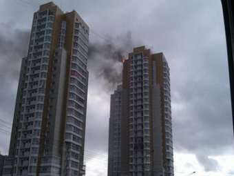 В центре Красноярска загорелся 25-этажный жилой дом (видео)