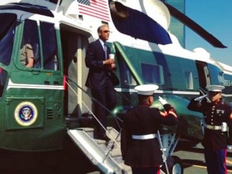 Блогеры высмеяли Обаму за воинское приветствие со стаканом в руке