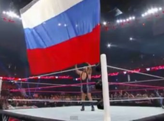 Рестлер из США сорвал российский флаг во время шоу на ринге