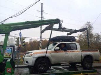 В Москве водитель сутки просидел в погруженном на эвакуаторе авто в знак протеста