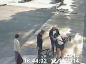 В Новороссийске прохожий спас велосипедистку, повалив её на асфальт