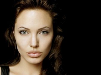 Анджелина Джоли получила орден кавалерственной дамы