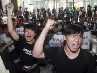 Попытка разобрать баррикады в Гонконге закончилась дракой, 45 человек арестованы
