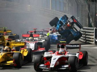 Массовая авария произошла на старте гонки GP3 в Сочи