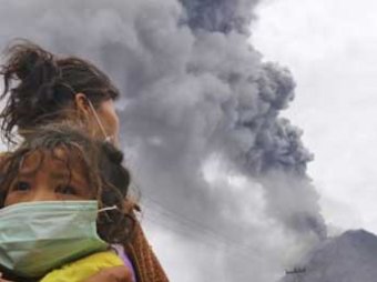 Число жертв извержения вулкана в Японии приблизилось к 50, извержение попало на видео