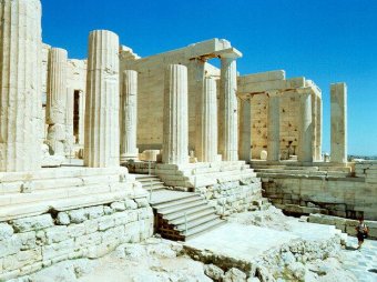 Российские туристы разрушили стену Парфенона в Греции