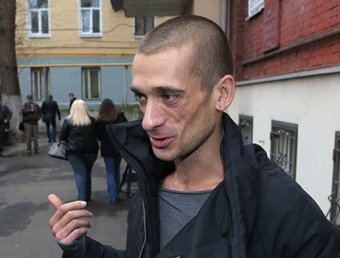 Художник Павленский отрезал себе мочку уха в центре Москвы (фото)