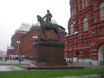 Самоубийца на "Жигулях" протаранил памятник Жукову в Москве
