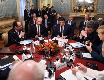 Путин в Милане позавтракал с Порошенко и на бумаге нарисовал Меркель свою позицию по Украине