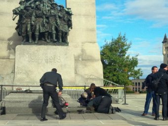В столице Канады неизвестные открыли стрельбу у здания парламента