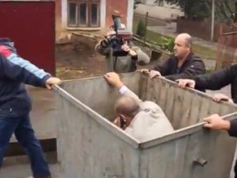 Новости Украины 1 октября 2014: "Народная люстрация" на Украине: в мусорный бак засунули главврача госпиталя ветеранов войны