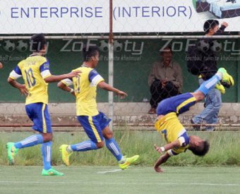Индийский футболист погиб, неудачно исполнив сальто на поле