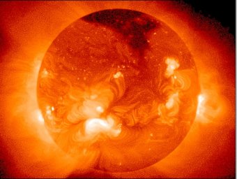 В NASA сфотографировали Солнце, похожее на тыкву для Хэллоуина