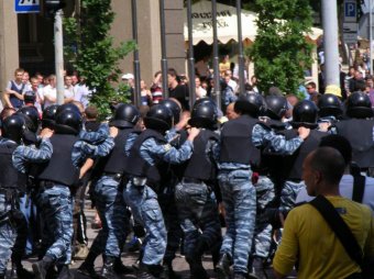 СМИ: в центре Киева митингующие дерутся с милицией