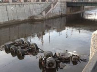 В Питере бензовоз упал в Обводной канал (ВИДЕО)