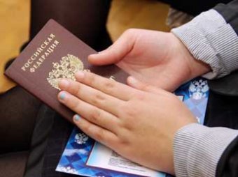 В Госдуме предложили обязать россиян клясться при получении паспорта