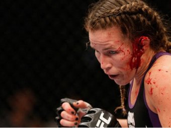В поединке MMA девушке-бойцу разорвали ухо