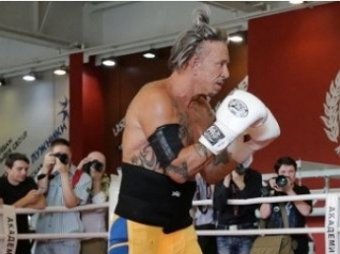 Вдохновленный российским боксером, Микки Рурк возвращается на ринг
