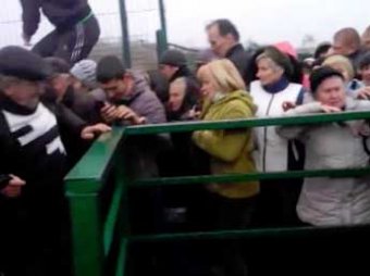 Украинцы устроили страшную давку на границе с Польшей и едва не растоптали женщину
