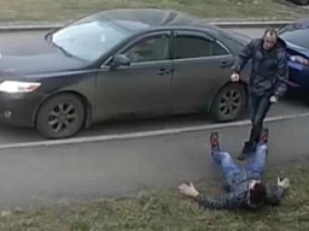 В Петрозаводске мужчина жестоко избил соседа за неправильную парковку