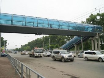 Под Калининградом самосвал с поднятым кузовом сбил пешеходный мост