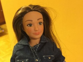 Американский дизайнер создал "нормальную Барби" под названием "Лэммили"