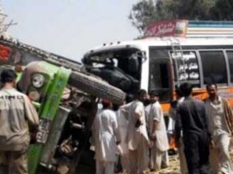 В Пакистане перевернулся автобус с туристами: почти 60 человек погибли