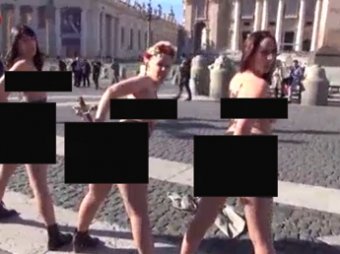 Активисты Femen обнажились на площади Святого Петра