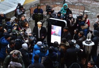 Памятник Джобсу в Петербурге снесли из-за ориентации главы Apple (видео)