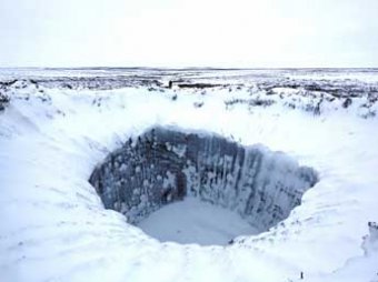 Российские ученые впервые спустились на дно гигантской "черной дыры" на Ямале